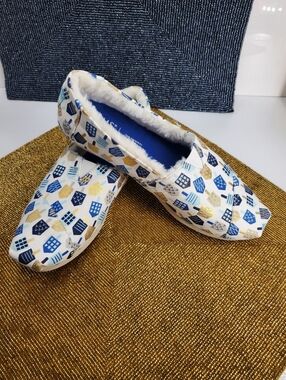 WOMEN'S TOMS WHITE/SHINY FOIL DREIDELS PRINT/FAUX FUR ALPARGATA SIZE 8 NWT